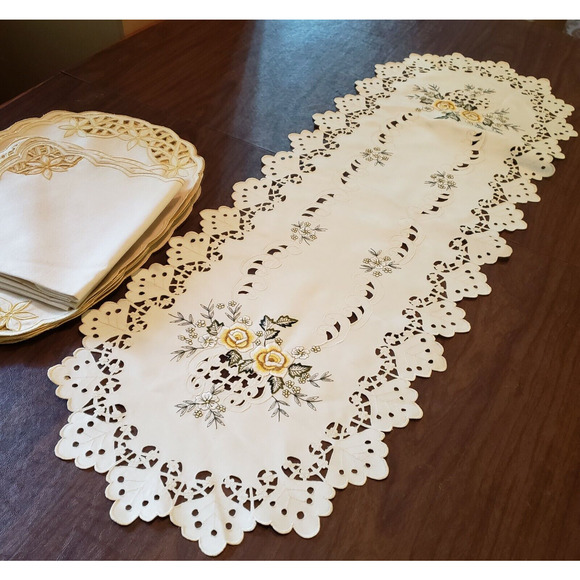 Lot 17: Embroidered Table Runner, Napkins, Placemats Beige - Picture 5 of 7